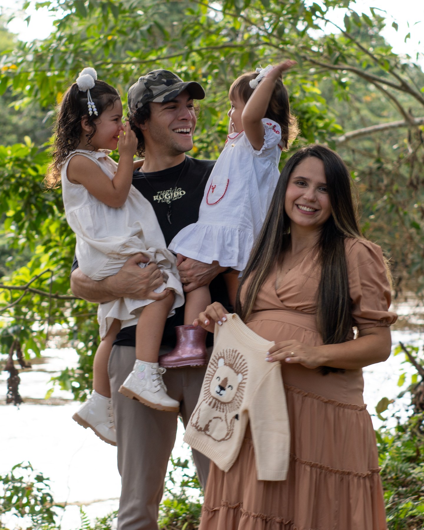 Lucas Felix com a família em uma área verde.